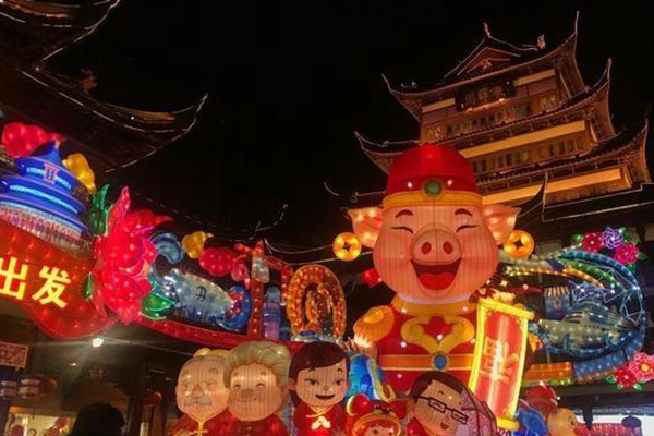 上海豫園新春民俗藝術(shù)燈會(huì)亮燈 “財(cái)神豬”受熱捧.jpg